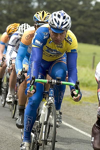 Jaan Kirsipuu (Le Tua) defended his tour leader's yellow jersey with plenty of grit before relenquishing it to Queenslander Jonathan Cantwell of Fly V Australia.
