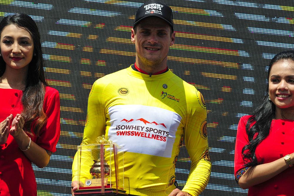 Scott Sunderland (Isowhey Sports Swisswellness) in the leader's yellow jersey