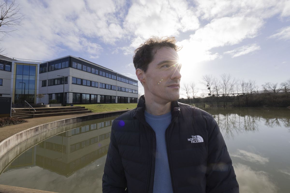 Canon RF 14mm F1.4L VCM sample image gallery: man with sun behind him
