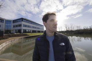 Canon RF 14mm F1.4L VCM sample image gallery: man with sun behind him