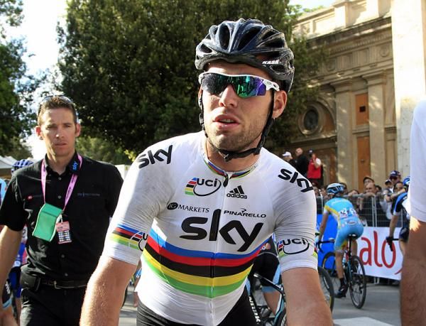 World champion Mark Cavendish (Sky) finished fourth on the stage and makes his way to the poduim to accept the points classification leader's jersey.