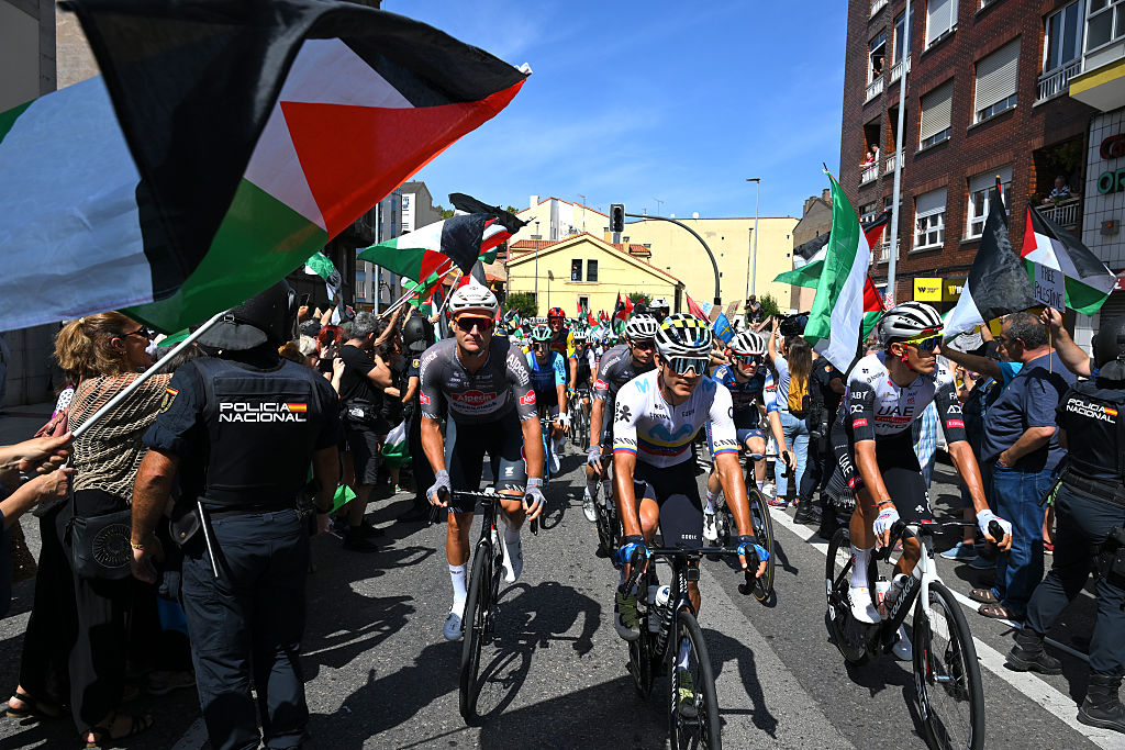 Vuelta a España stage 16: LIVE Hilly stage in Galizia kicks-off third week of racing and Vingegaard-Almeida battle 