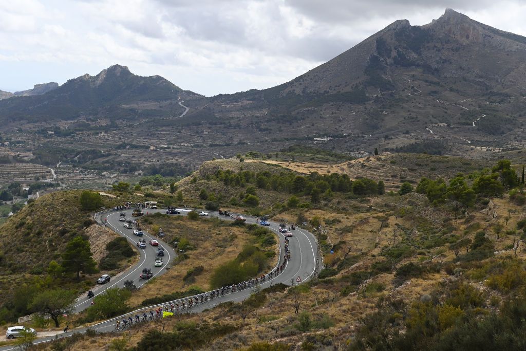 Peloton passing the Puerto de la Carrasqueta