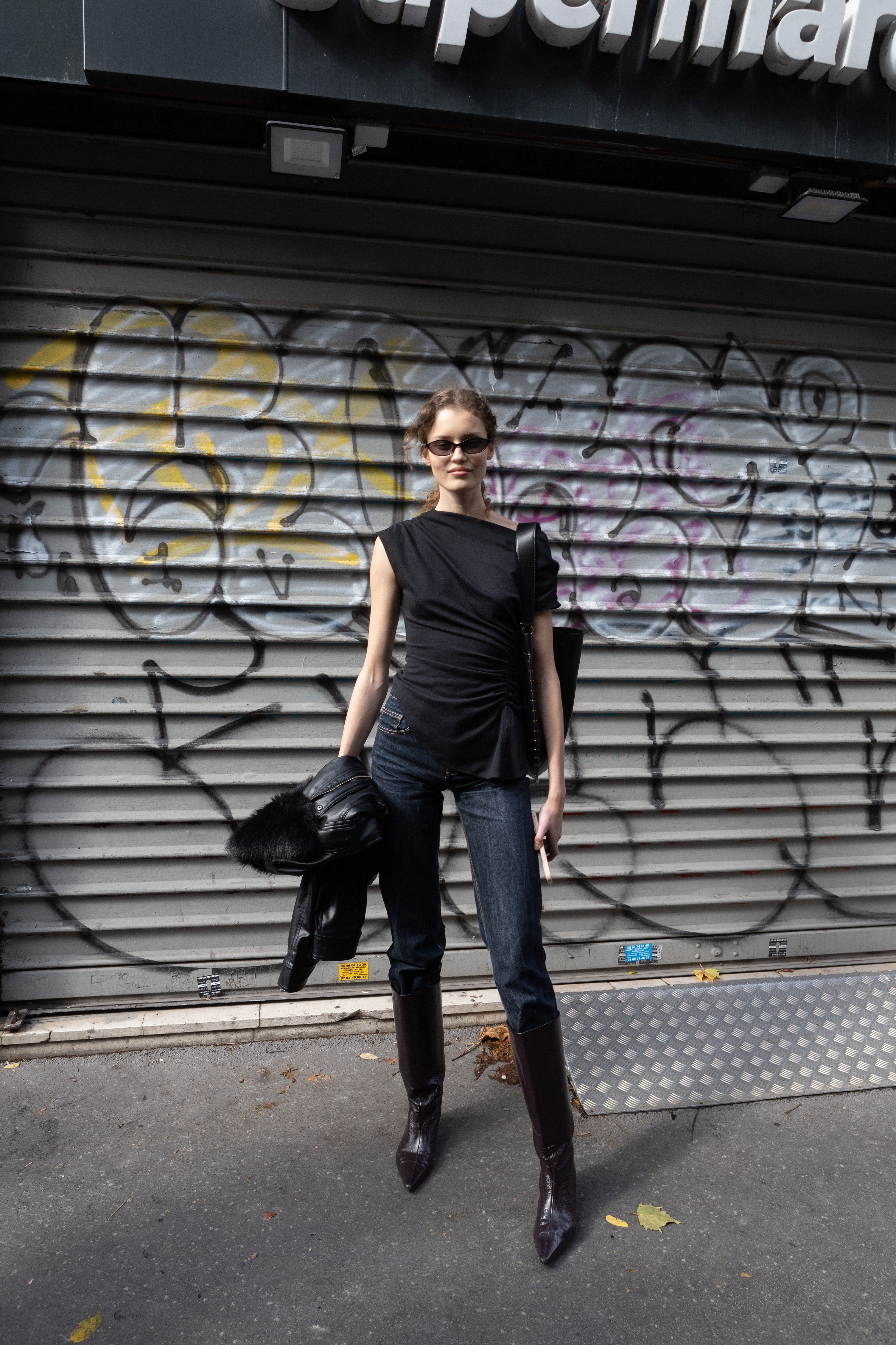 Person wearing a skinny jeans outfit.