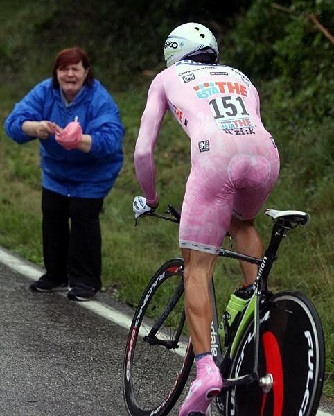 Danilo Di Luca (Liquigas) rides to conserve lead.