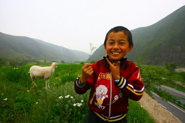 Local Tibetan kid with the sheep