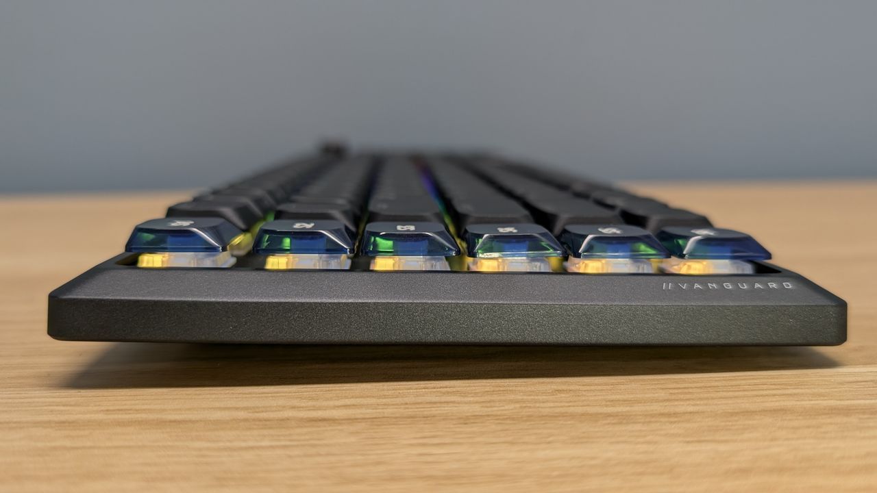 Corsair Vanguard Air 99 Wireless left side feet down