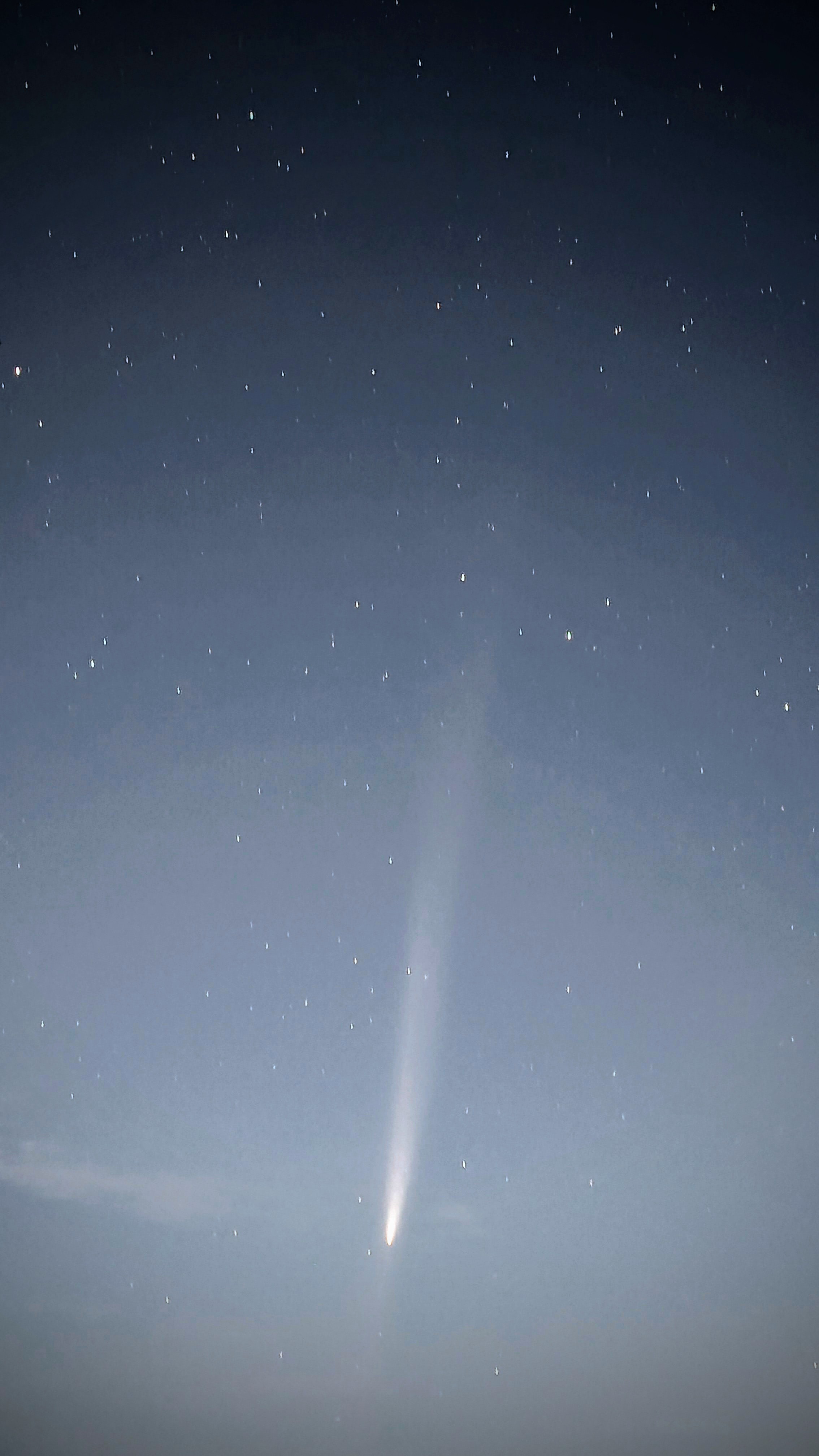 Garis putih terang dan misterius di langit malam