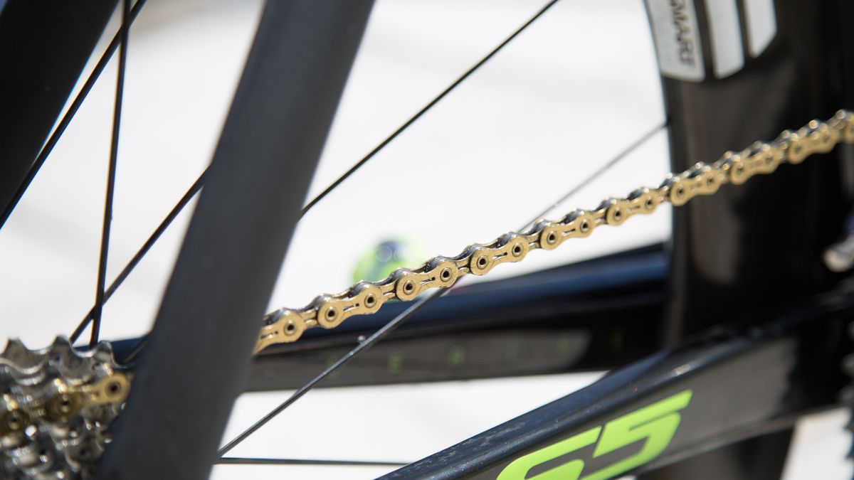 The bike features a KMC X11SL chain