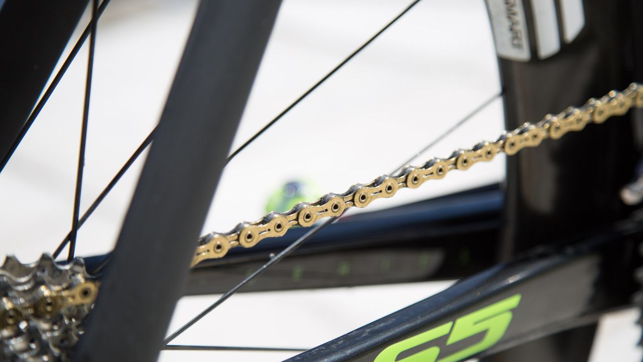 The bike features a KMC X11SL chain