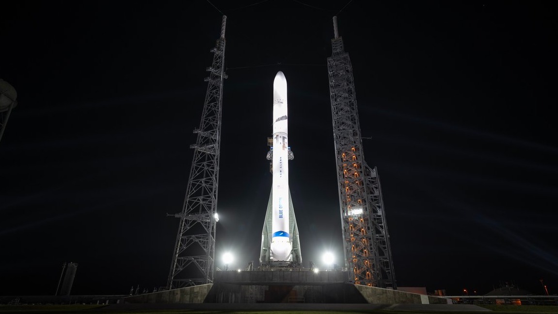 Blue Origin’s New Glenn rocket rises on launch pad ahead of debut liftoff (photo) Space