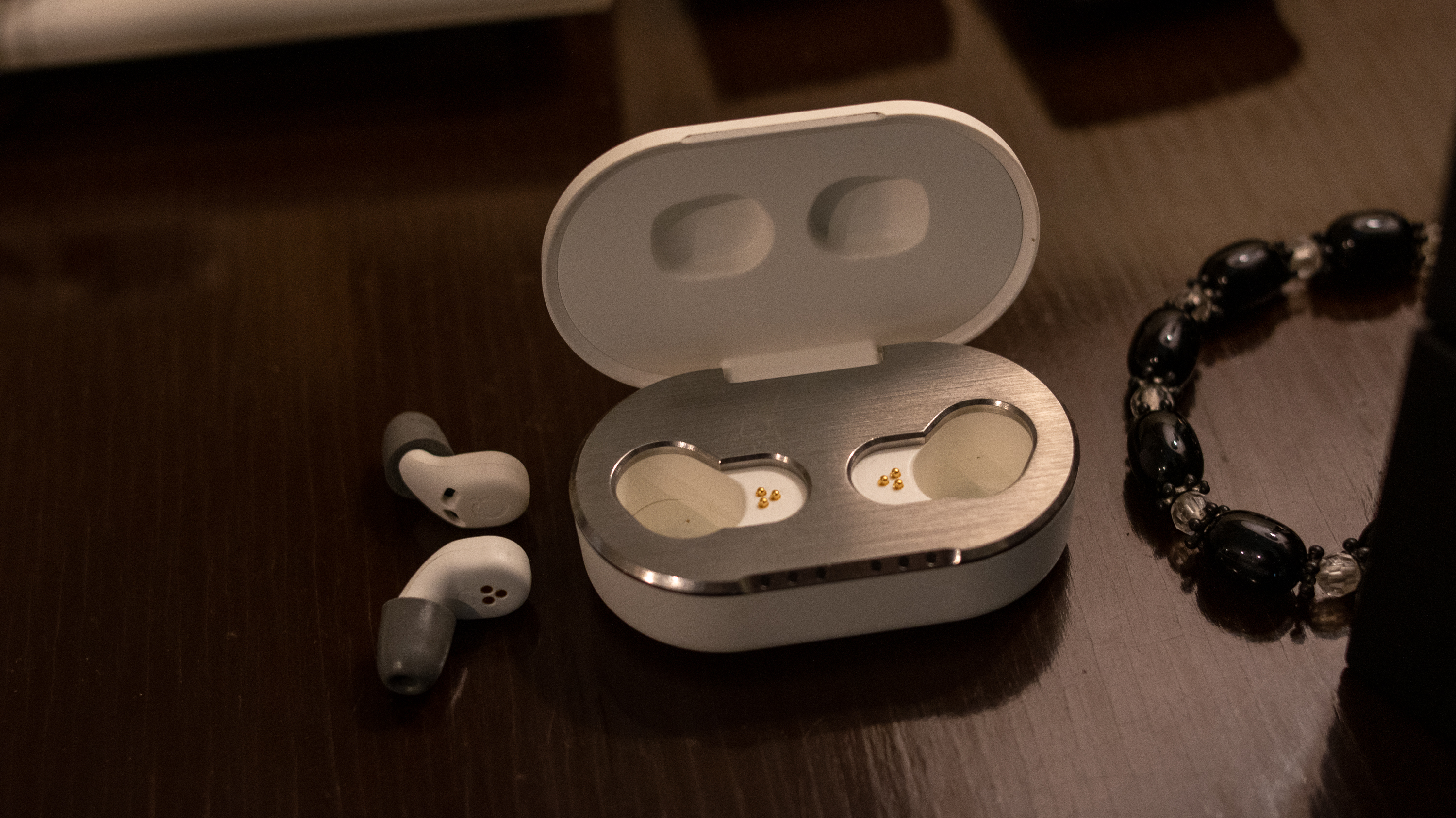 QuietOn 3.1 charging case and earbuds