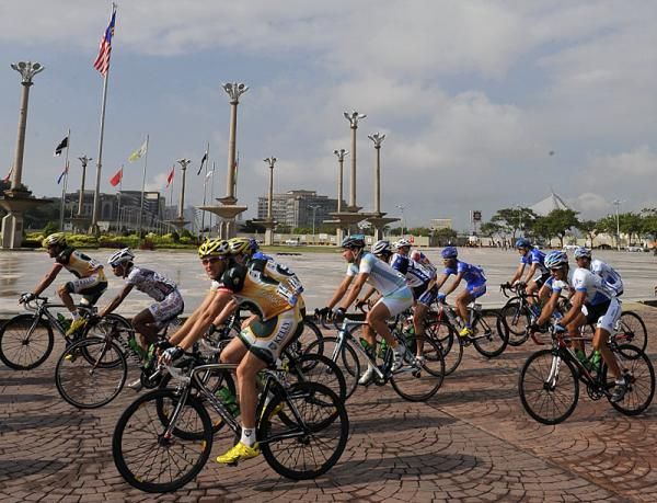 Riders crossed Dataran Putra after three kilometres.