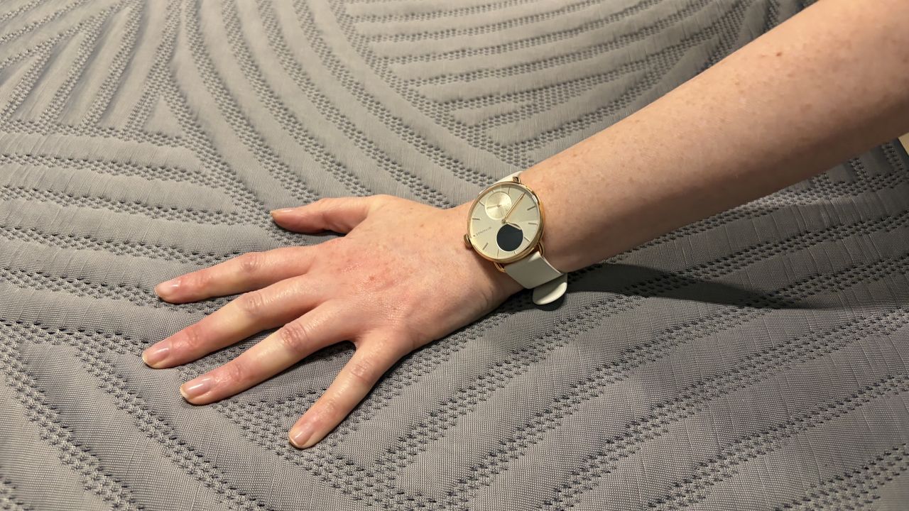 A woman's hand feeling the surface of the SweetNight CoolNest Mattress's surface.