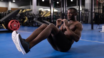 Man trains his core ad ab muscles with his bodyweight