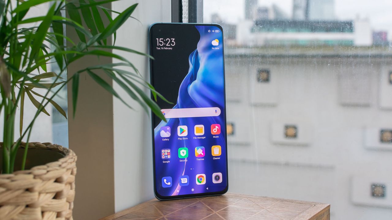 The Xiaomi Mi 11 face standing