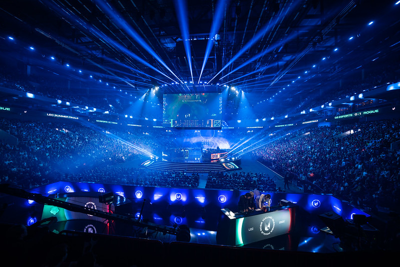 En bild från Malmö Arena från LEC Summer Finals, där arenan är fylld med stämningsfull blå belysning.