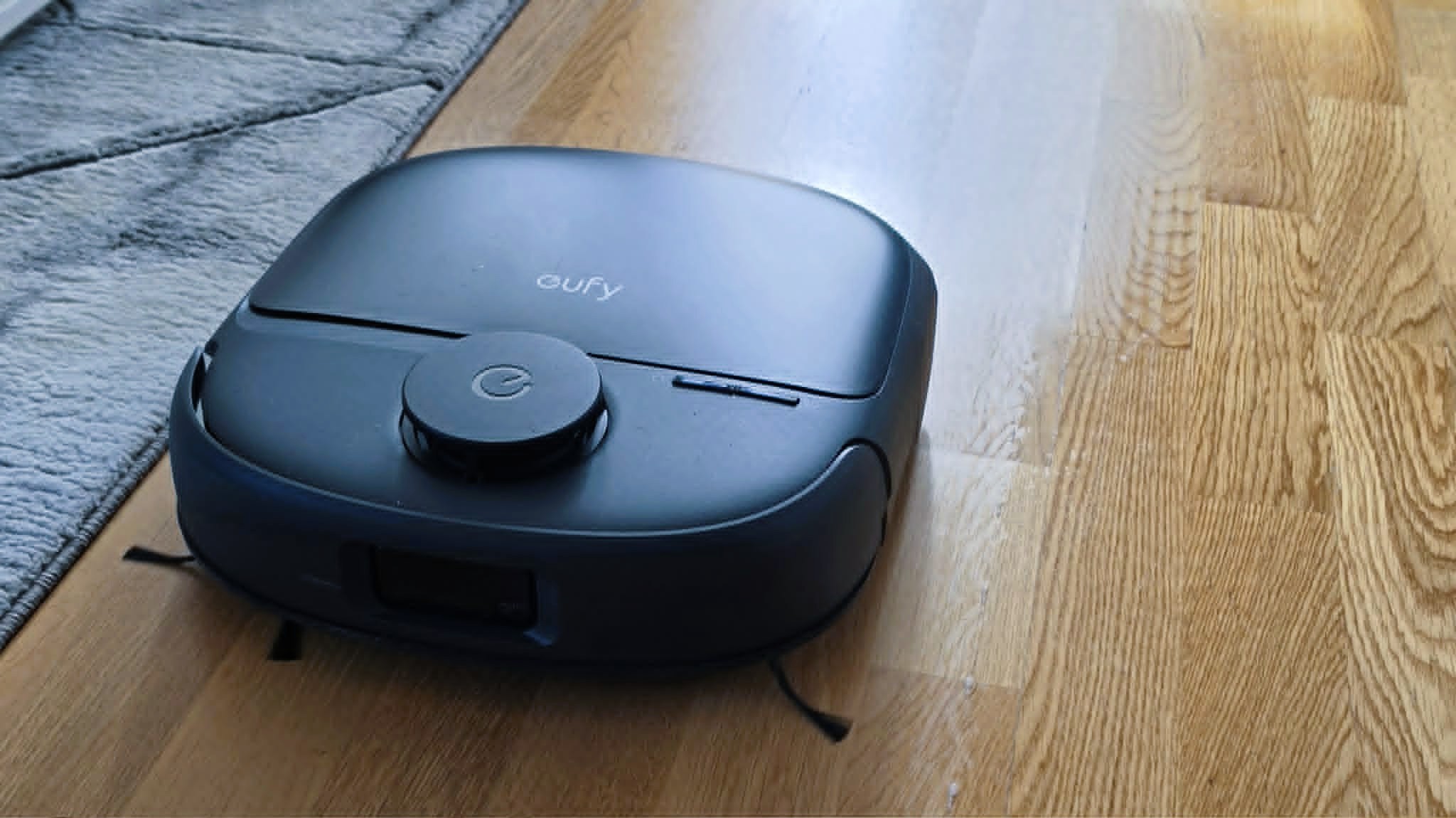 Eufy C28 moppar ett vardagsrumsgolv.