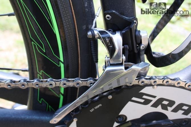 A 10sp 53T SRAM chainring is used on the front