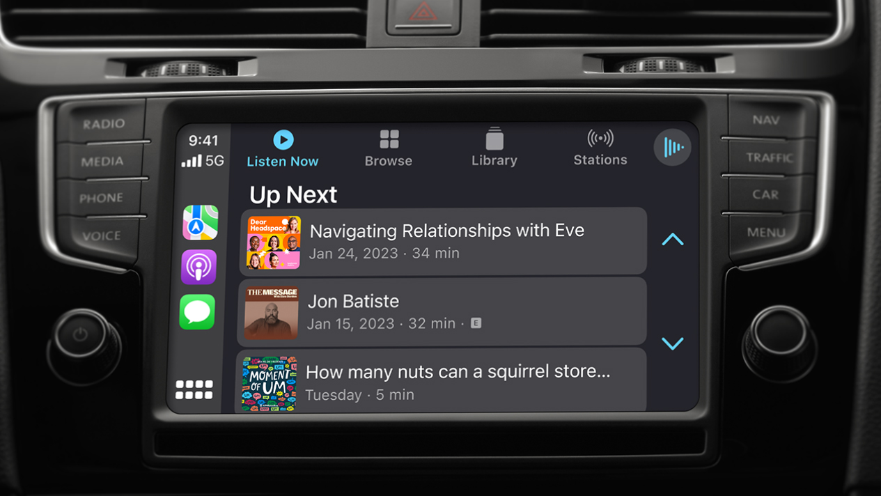 Una pantalla en el automóvil que muestra Podcasts en Apple CarPlay