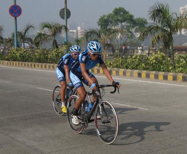 Loh Sea Keong dropped back to help Brad Hall return after his puncture in the Mumbai Cyclothon in India.