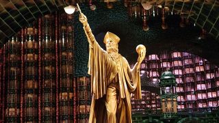Statue of wizard in queue of harry Potter and the Battle at the Ministry