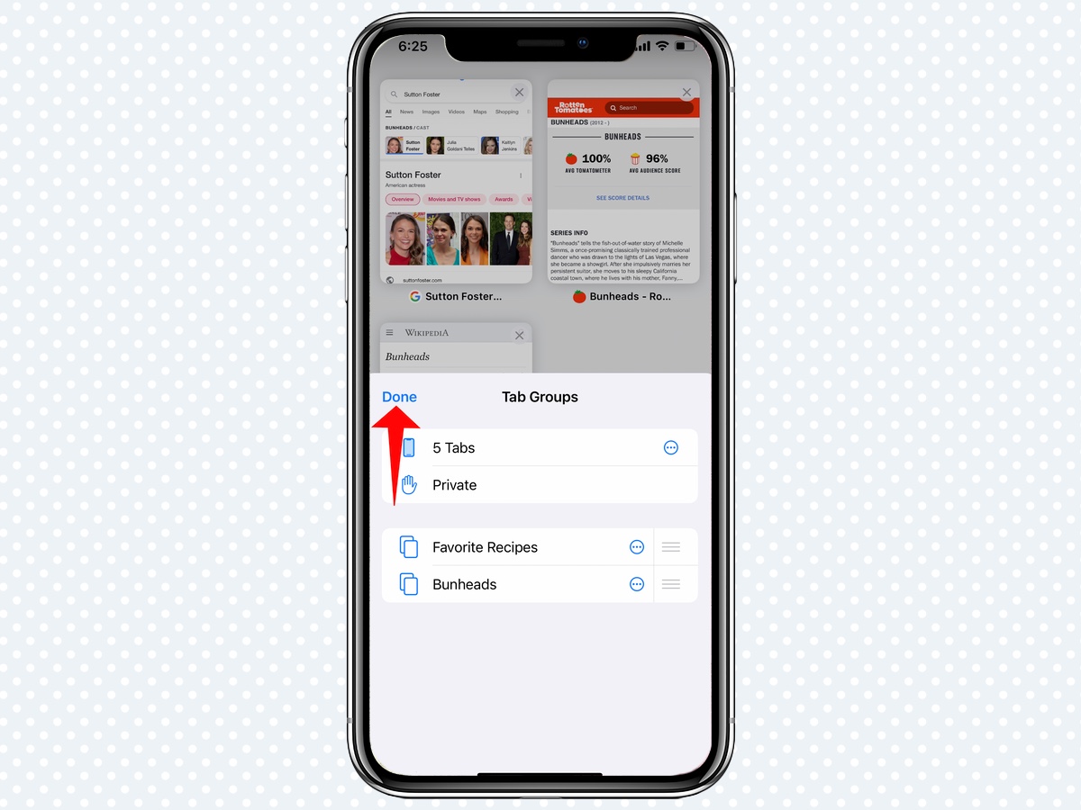 Красная стрелка указывает на «Готово» в меню «Группы вкладок» в Safari в iOS 15.