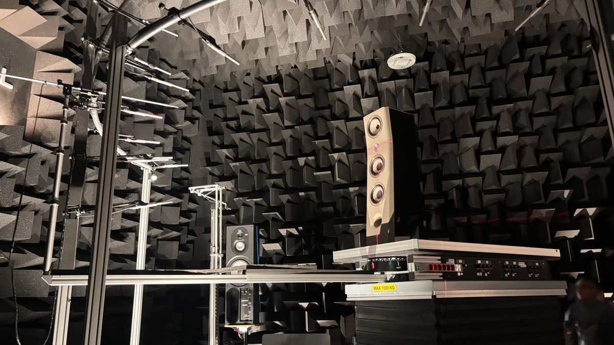 Focal anechoic chamber interior with a speaker on a raised platform