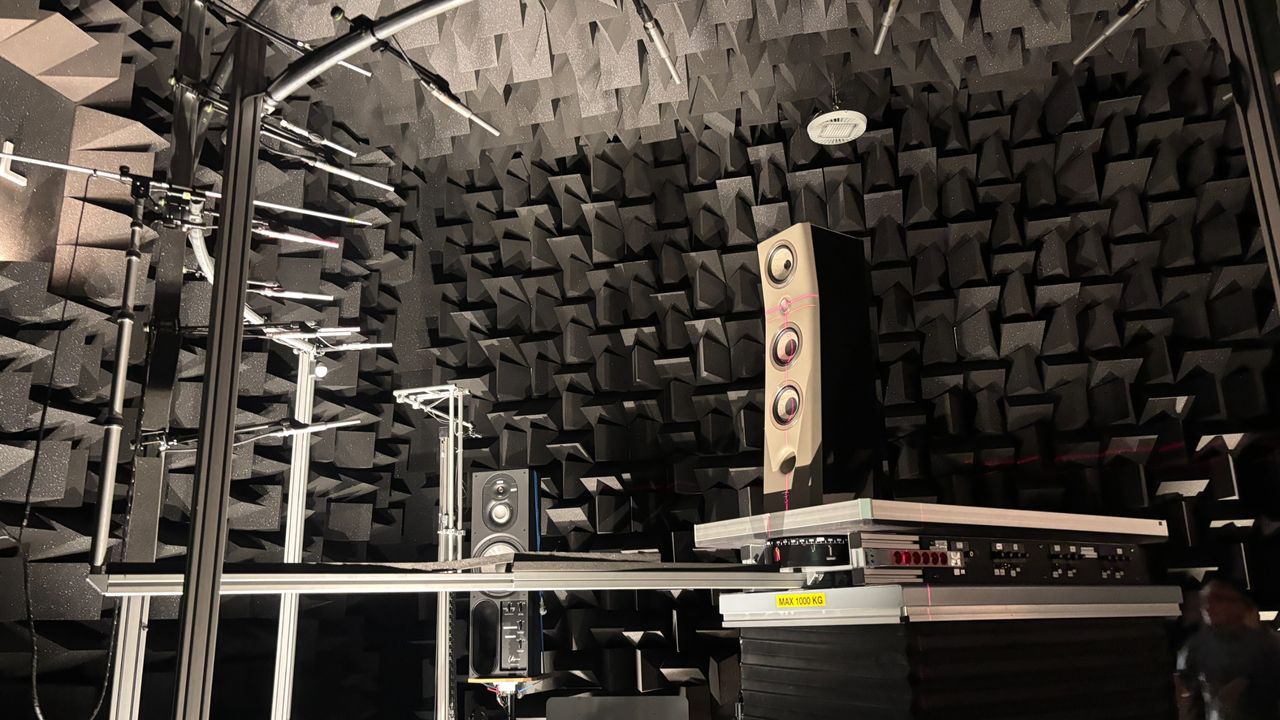 Focal anechoic chamber interior with a speaker on a raised platform
