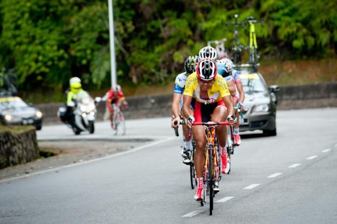 Race leader Meiyin Wang (Hengxiang Cycling Team) leads the group