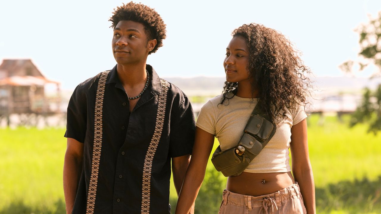 Jonathan Daviss as Pope, Carlacia Grant as Cleo in episode 401 of Outer Banks