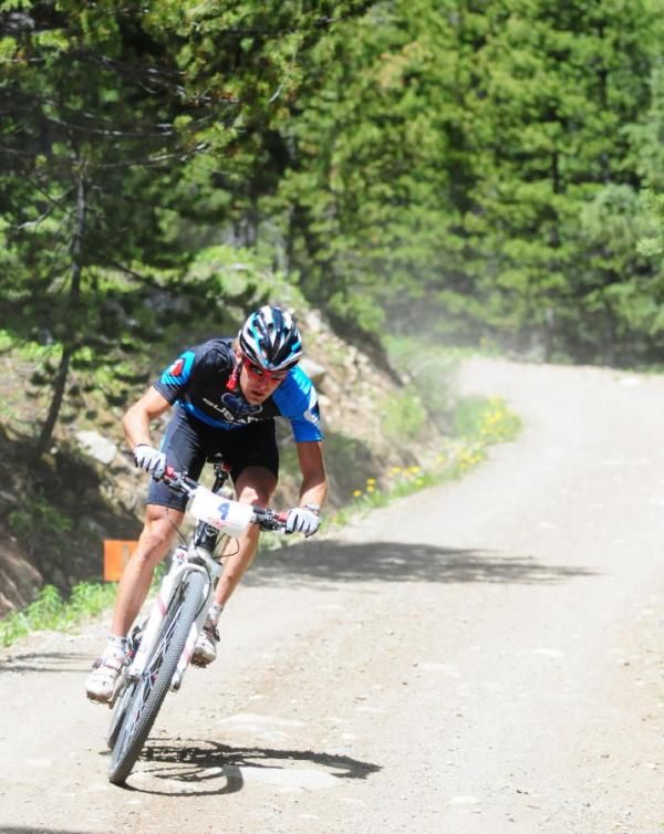 Jeremy Horgan-Kobelski (Gary Fisher/Subaru) descending a two-way section of fire road with a one minute lead.