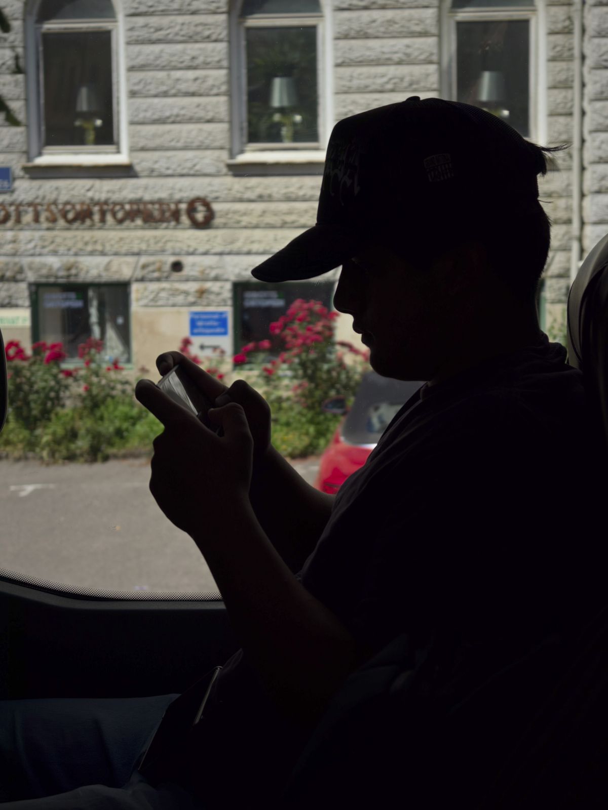 Oppo Find X8 Ultra phone sample image: silhouette of someone sitting in a bus