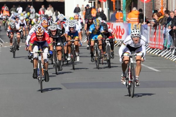 Giorgia Bronzini (Diadora Pasta Zara) n) took the bunch sprint ahead of Marianne Vos (Rabo Wome