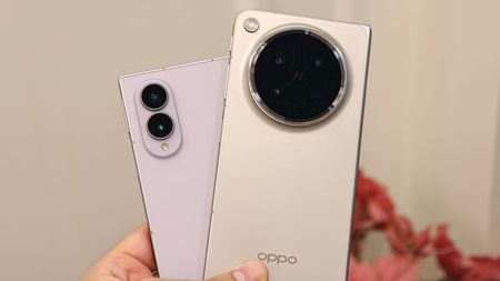 Comparing the crease of the Samsung Galaxy Z Fold 8 vs. Oppo Find N6