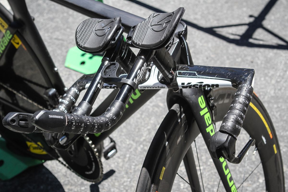 Vision provide the cockpit for Talansky and is complemented with Fizik handlebar tape