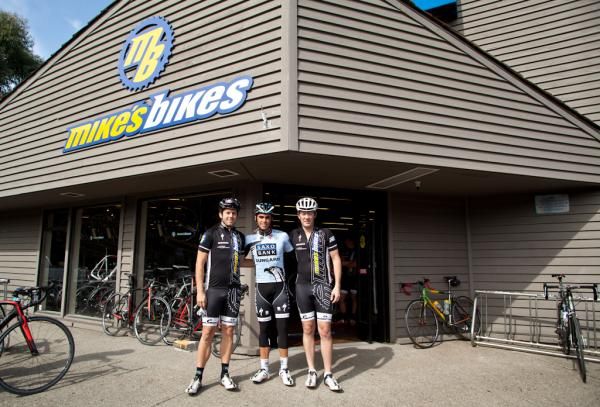 Contador poses with the guys from Mike's Bikes.