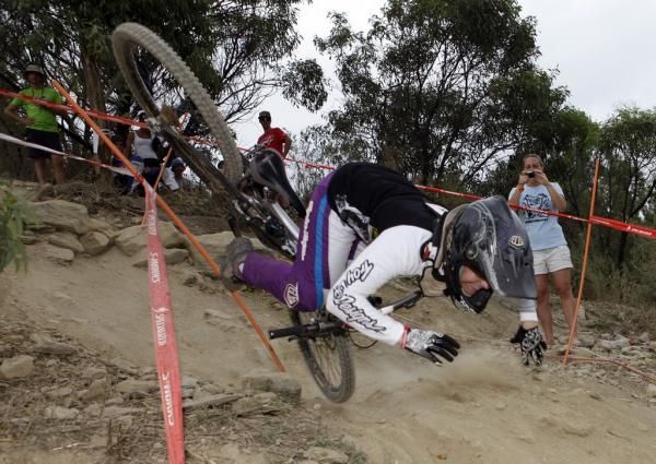 Jolene Knight crashed in the final and would finish in 9th place.