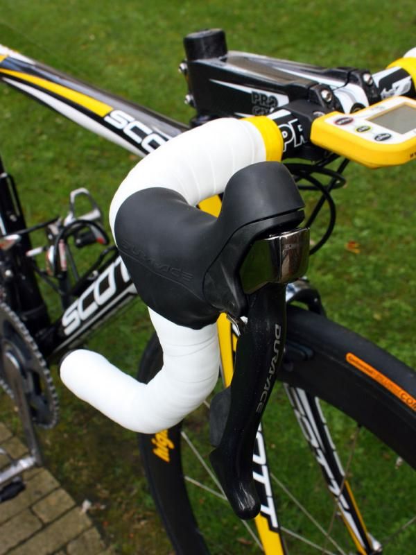 Cavendish's Dura-Ace levers are adjusted for shorter reach.