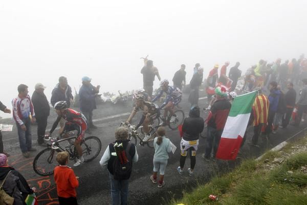 US champion George Hincapie (BMC) ascends through the fog.