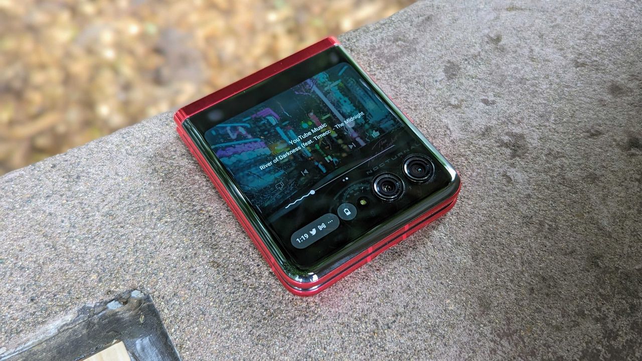 Music controls on the Razr+ external display lock screen