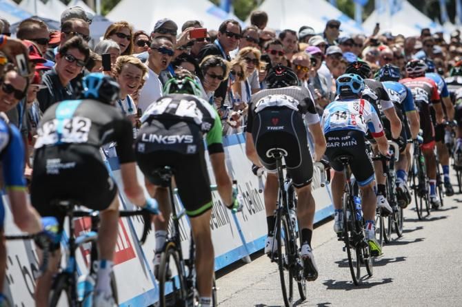 The peloton line out