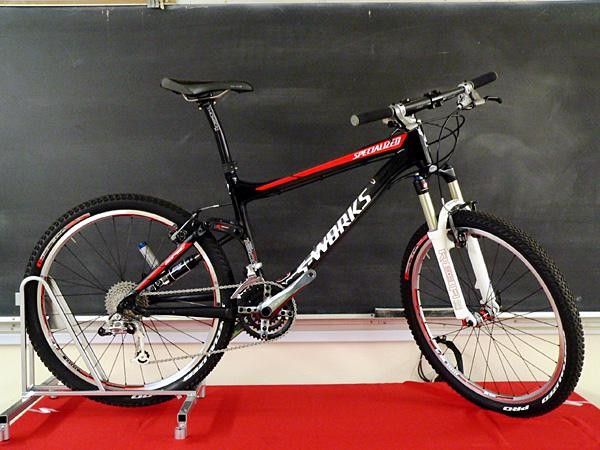 US consumers may opt for a rim brake-equipped Carbon Epic. The braking obviously isn&rsquo;t as good as disc-equipped models, but few will deny the weight savings of rim brakes.