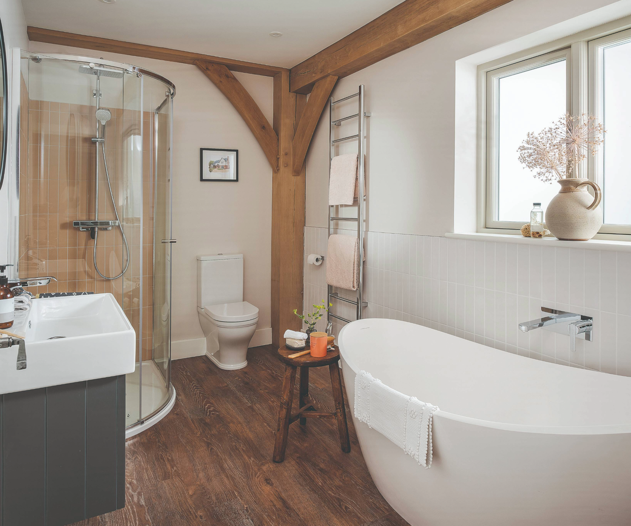 Bathroom with wooden beams and a freestanding bath