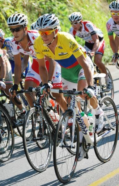 Dalivier Ospina (Col es Pasion Caf&eacute; De Colombia 472) rides next to race leader Sergio Henao.