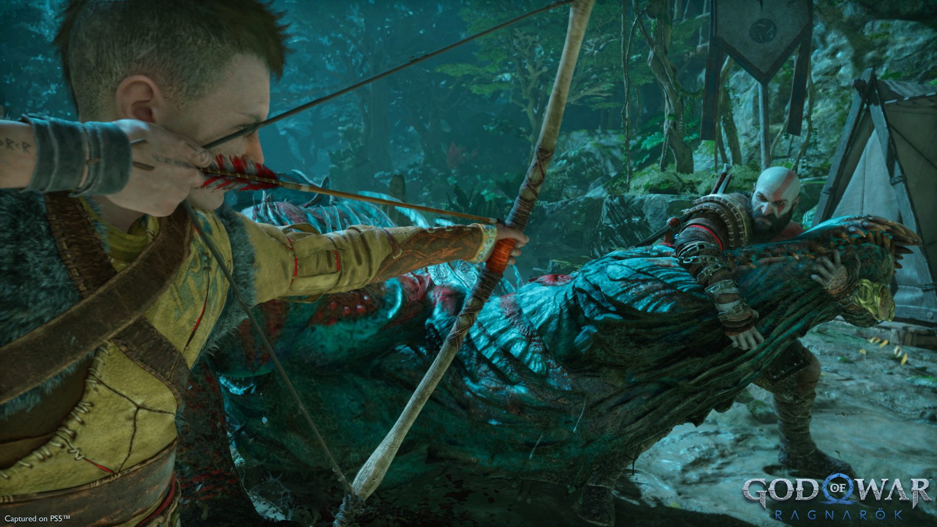 Kratos hält eine Bestie an der Kehle, während Atreus angreift