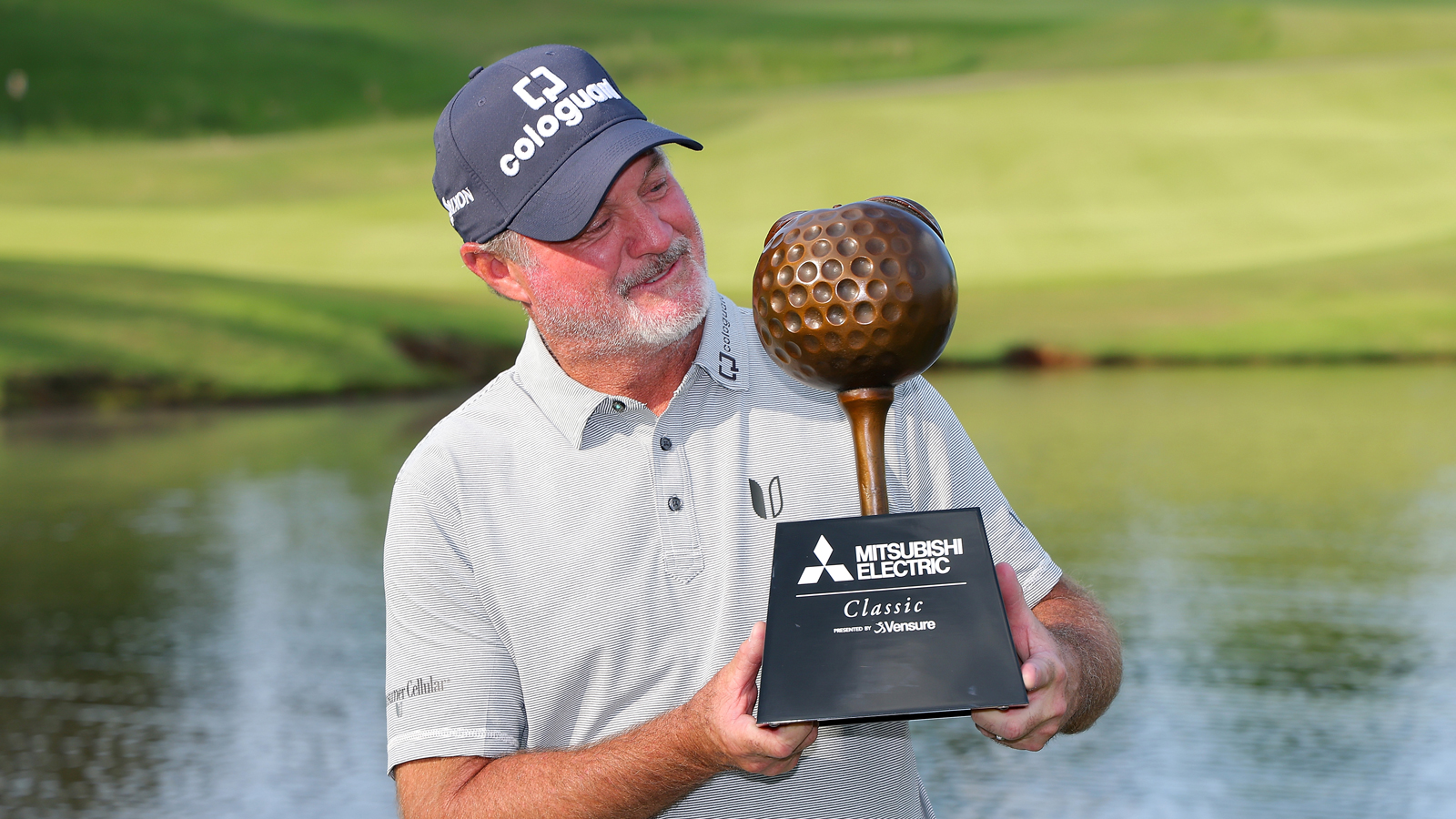 Jerry Kelly holds a trophy