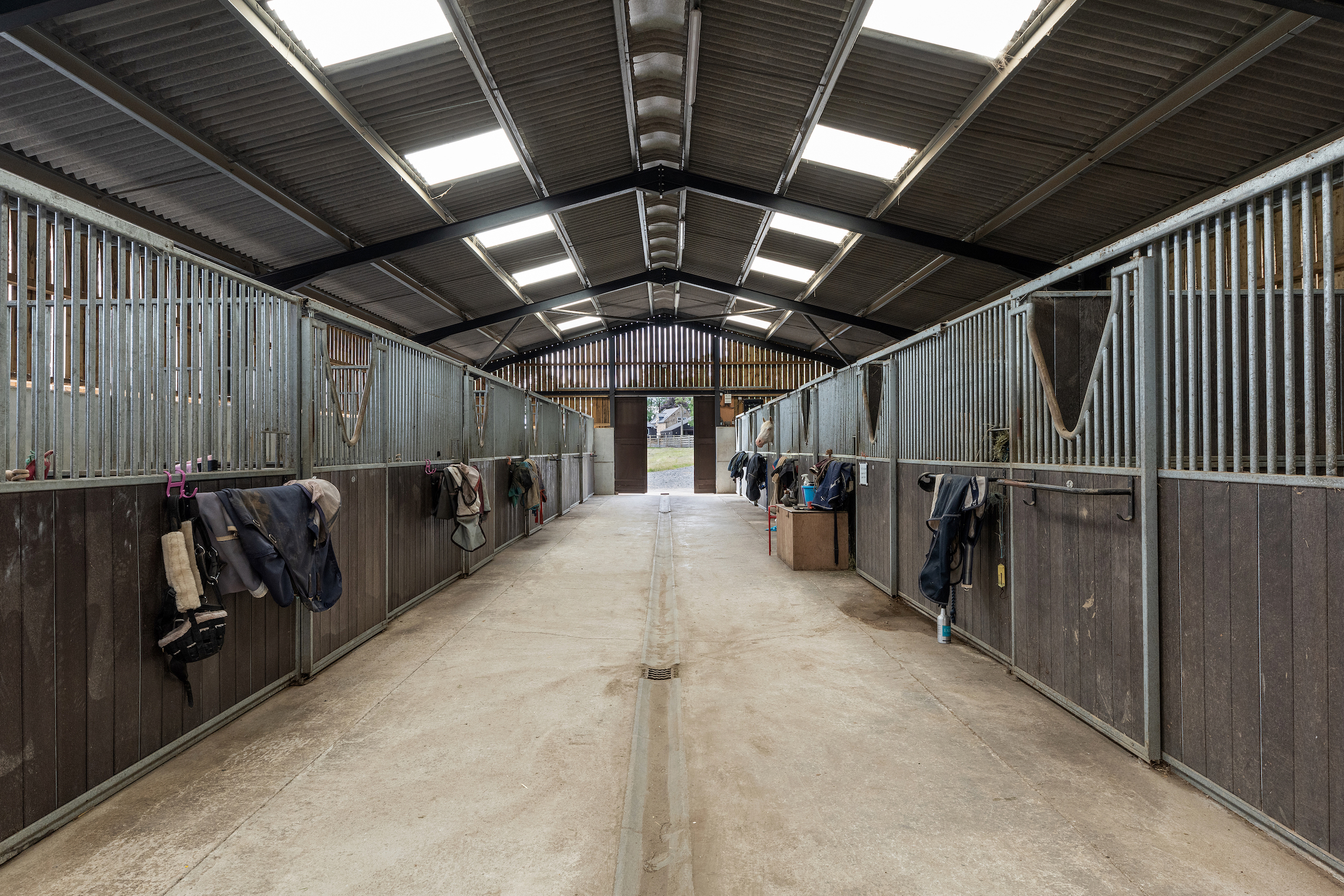 East Thornton Farm - American barn stabling interior