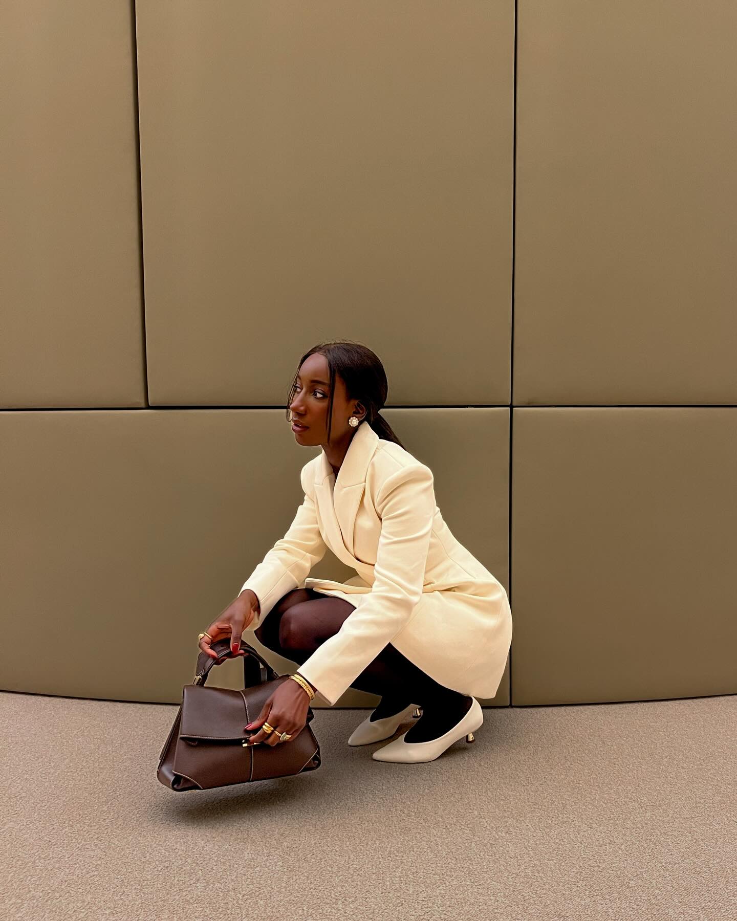 A&amp;iuml;da wears a cream blazer dress and pointed kitten heels