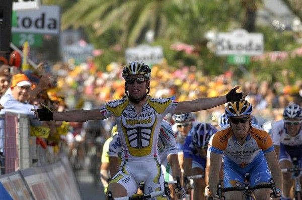 Mark Cavendish beats Tyler Farrar to the line in stage 11.